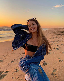 Lexi Rivera jeans color ideas, fotografía de chicas, diversión al aire libre: Atuendo De Vaqueros,  Instagram de Lexi Rivera  