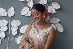 Vestido blanco y rosa, fotos de chicas lindas, ideas de ropa.: Traje Blanco Y Rosa,  Accesorio para el cabello,  Shivangi Joshi Instagram  