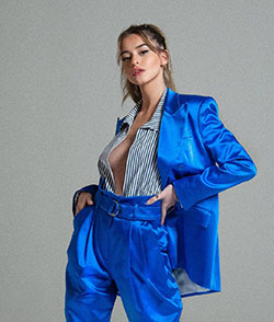 Cuero azul eléctrico y azul cobalto, chaqueta, ideas de vestuario.: Azul cobalto,  Azul eléctrico,  Outfit Azul Eléctrico Y Azul Cobalto,  Lea Elui TikTok  