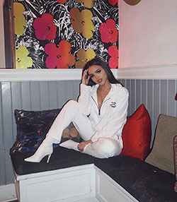 Lisa Ramos piernas calientes, fotos de piernas calientes, cabello natural negro: chicas de instagram,  Traje Blanco Y Rosa  