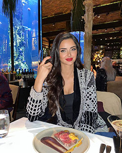 Mahlagha Jaberi Long Hairstyle Chicas, restaurante, pelo largo: Pelo largo,  chicas de instagram  