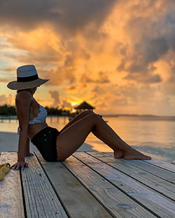 Foto de piernas de Amanda Ferguson, vacaciones, sentada: Deportes de moda,  Atuendos Sexys  