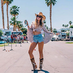 Yvette Arriaga short, jeans, outfit color denim: Mezclilla,  bermudas,  Atuendos De Coachella,  Atuendo De Vaqueros  