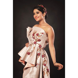 Vestido sin tirantes de Shivangi Joshi, vestido de cóctel a juego.: vestidos de coctel,  Vestido sin tirantes,  Ideas de vestidos,  Vestido,  Shivangi Joshi Instagram  