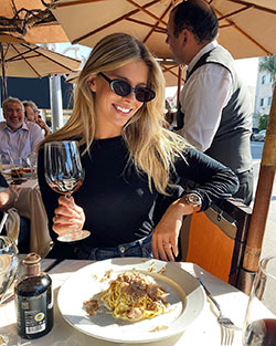 Gafas Natasha Oakley, restaurante, vacaciones: Natasha Oakley Instagram  