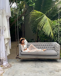 Silvia Caruso, muebles de exterior, sofá de estudio, cama con dosel: chicas de instagram  