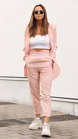 Ideas de ropa de moda en blanco y rosa con ropa deportiva, pantalón de chándal, top corto: top corto,  Estilo callejero  