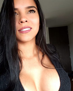 Daniela Baptista Color de cabello negro, cara bonita, maquillaje de labios: Pelo largo,  pelo negro,  chicas de instagram,  Ideas de peinado,  Chicas Lindas De Instagram  