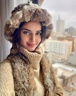 Mahlagha Jaberi ropa de piel, ideas de vestidos de piel, maquillaje de labios: ropa de piel,  Gorro de lana,  chicas de instagram  