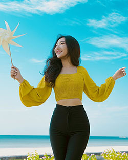Hsu Eaint San, gente en la naturaleza, amarillo, sonrisa: chicas de instagram,  Hsu Eat San Instagram,  tapa amarilla  