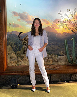 Pantalones de Emily DiDonato, estilo de atuendo de jeans, fotografía de moda.: Atuendo De Vaqueros,  Pantalones  