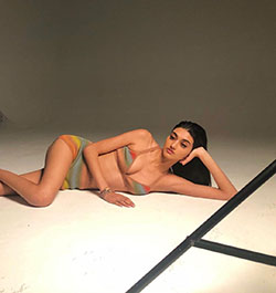 Poses de sesión de fotos de Neelam Gill, piernas calientes, piernas sexy: Pelo largo,  Atuendos Sexys,  modelo caliente,  pelo negro,  chicas de instagram  