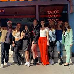 Nicole Aniston jeans color vestido, consejos de moda, vacaciones: chicas de instagram,  Atuendo De Vaqueros  