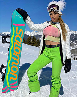 Maddy Belle disfrutando de la vida, equipo de esquí, deporte de invierno: chicas de instagram  