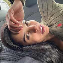 Daniela Baptista Lovely Face Selfie en auto | Labios más carnosos y pelos largos: chicas de instagram,  Chicas Lindas De Instagram  