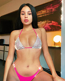 Valeria Mercado ropa interior, lencería, calzoncillos bikini, traje de baño color outfit: Alegría Corrigan Instagram  