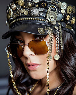 Manelyk Gonzalez accesorio de moda vestido a juego, Labios brillantes y Cortes de pelo: Accesorio de moda,  chicas de instagram  