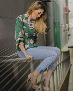 vestido verde a juego con jeans, poses de sesión de fotos, piernas calientes: Deportes de moda  