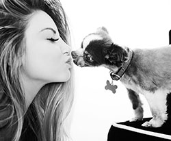 Ashley Alexiss hermosas fotos de chicas, en blanco y negro, perro de compañía: Amor de cachorros,  chicas de instagram  