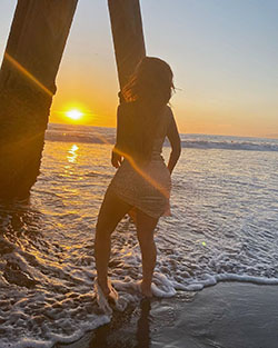 Fotografía de piernas de Jessica Burciaga, luz del sol, de pie: Atuendos Sexys,  chicas de instagram  