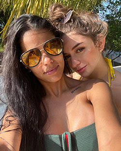 Daniela Baptista divirtiéndose, Labios naturales, Peinado de niñas: Gafas de sol,  chicas de instagram,  Chicas Lindas De Instagram  