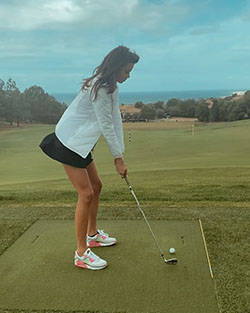 Katie Bell, golfista profesional, pitch and putt, equipo de golf: golfista profesional  