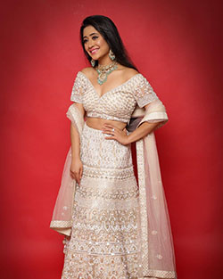 ideas de atuendos de color blanco 2020 con vestido de novia, vestido: Vestido de novia,  Vestido blanco,  Ropa formal,  vestido blanco,  vestido de novia blanco,  Shivangi Joshi Instagram  