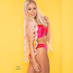 Lencería amarilla y rosa, bikini, cabellos rubios pic: Traje de baño estampado,  Traje amarillo y rosa  
