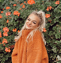 traje naranja a juego con suéter, hermosos cabellos rubios, ideas de vestuario: Zoe Laverne TikTok  