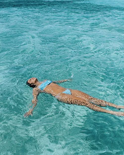 Addison Rae disfrutando de la vida, nadando en aguas abiertas, nadando estilo libre: Addison RaeInstagram  