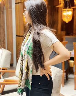 Alishbah Anjum Woman Long Hair Style, Peinado para mujeres, Peinado simple: Ideas para teñir el cabello,  Traje amarillo y verde,  alishbah anjum instagram  