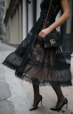 Traje de color negro, debes probar con un vestido de cóctel.: Traje negro,  vestidos de coctel,  modelo,  Ropa formal,  Estilo callejero  