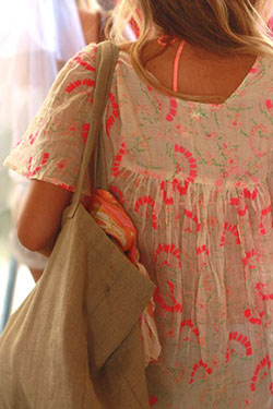 Ideas lindas de ropa rosa con pantalones, top.: trajes de verano,  Alfiler de solapa,  boho chic,  Traje rosa  