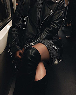 Combinación de color negro con accesorio de moda, chaqueta de cuero, cuero: Traje negro,  Accesorio de moda,  bota cap  