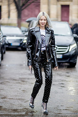 Combinación de colores con blazer, medias, chaqueta.: modelo,  Estilo callejero,  Semana de la moda de París,  En blanco y negro,  Trajes De Pantalón De Cuero  