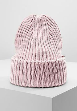 Ideas de color beige y rosa con accesorio de moda, gorro: sombrero para el sol,  Gorro de lana,  Accesorio de moda,  Ideas de atuendos de invierno  