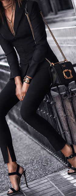 Traje negro accesorios dorados, accesorio de moda.: Traje negro,  Accesorio de moda  
