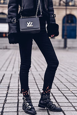 Givenchy botas con tachuelas conjunto blanco y negro, accesorio de moda: Traje negro,  Atuendos Con Botas,  Accesorio de moda,  Estilo callejero,  En blanco y negro  