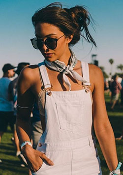 Yvette Arriaga Awesome Cool Girls, peinado lindo y sexy, gafas de sol, anteojos: Atuendos De Coachella,  Gafas de sol  