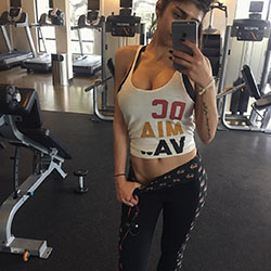 Selfie de gimnasio de abdominales calientes de Mia Khalifa: que sucesor  