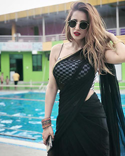 linda chica india en sari negro y gafas de sol negras: chicas calientes en sari  