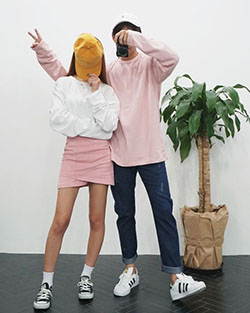 Lindos trajes de pareja coreano, idioma coreano, sesión de fotos, ropa casual, camiseta: Traje de camiseta,  Trajes de pareja a juego,  Traje rosa  