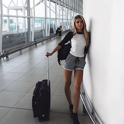 Ideas de outfit blanco con shorts: Chicas Calientes,  traje blanco,  Ideas para vestir en el aeropuerto  