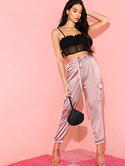 Instagram de atuendo rosa con pantalones cargo, pantalones, jeans.: modelo,  Traje rosa,  Trajes De Pantalón De Seda  