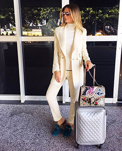 Moda lookbook beige y blanco con pantalones, blazer, jeans.: Estilo callejero,  Traje Beige Y Blanco,  Ideas para vestir en el aeropuerto  