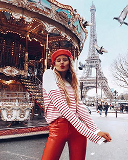 Colecciones lindas rojas con: Fotografía de viajes,  Torre Eiffel,  Estilo callejero,  Trajes de viaje,  traje rojo,  Outfits Con Boina  