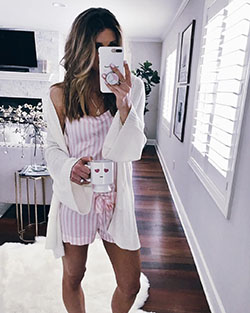 Conjunto de color blanco y rosa, debes probar con ropa de dormir, pijama, blusa: Traje Blanco Y Rosa,  Trajes de cuarentena 2020  