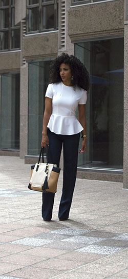 Traje de color blanco con ropa de trabajo, blusa, camisa.: traje blanco,  Estilo callejero,  En blanco y negro,  Tops peplo  