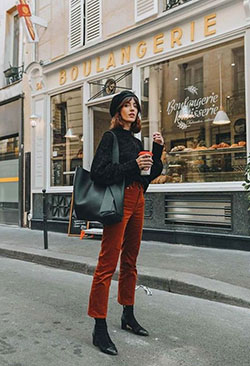 Elegante atuendo naranja con pantalones.: blogger de moda,  objetivos de moda,  Moda minimalista,  Estilo callejero,  Atuendos Naranjas,  Trajes De Pantalón De Pana  