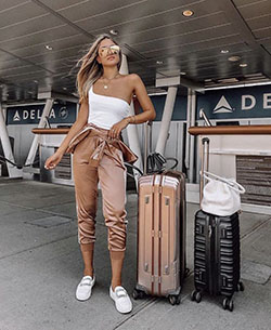 Outfit beige de instagram con: modelo,  Estilo callejero,  Traje Beige,  Ideas para vestir en el aeropuerto  